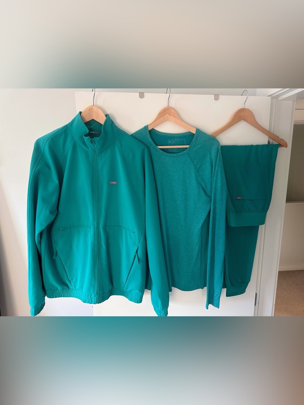 FIGS Like New Lagoon Men’s Bomber Jacket M Women’s Underscrub Zamora Jogger L